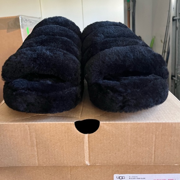 Ugg slippers - Picture 2 of 3
